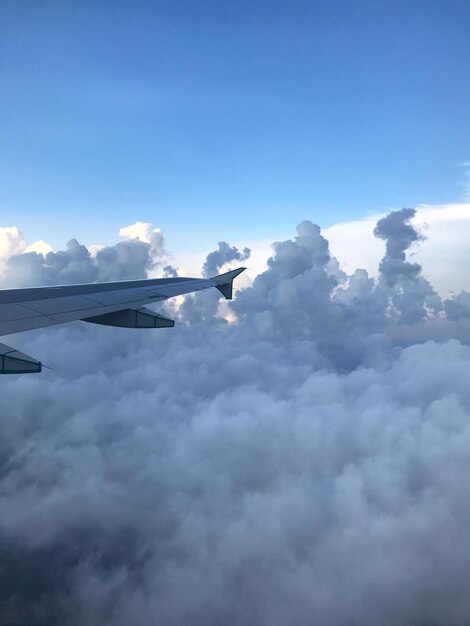 Foto lage hoek van een vliegtuig dat in de lucht vliegt