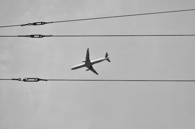 Lage hoek van een vliegtuig dat tegen de lucht vliegt