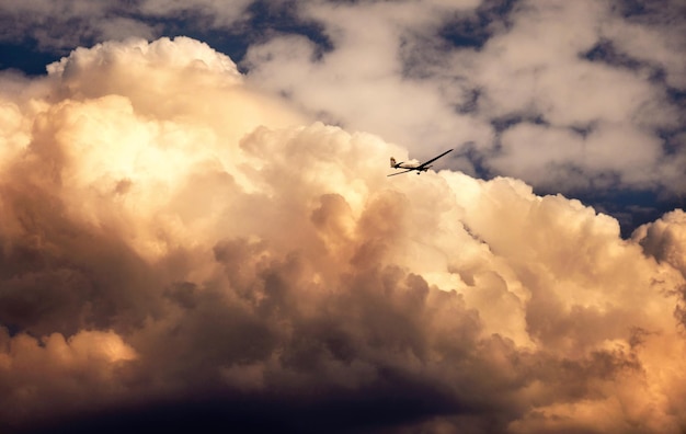Foto lage hoek van een vliegtuig dat tegen een bewolkte lucht vliegt