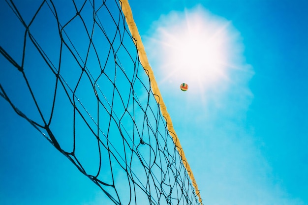 Foto lage hoek van een volleybalnet tegen een heldere blauwe hemel