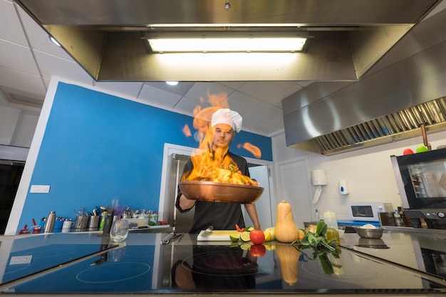 Foto lage hoek van een volwassen man die eten bereidt in de keuken