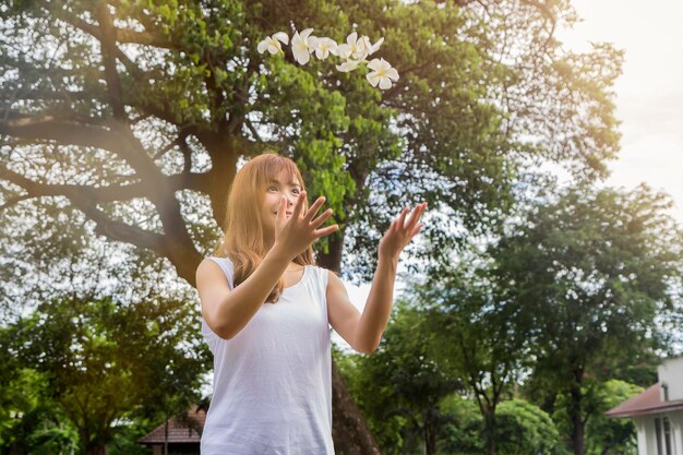 Foto lage hoek van een vrouw die bij planten staat