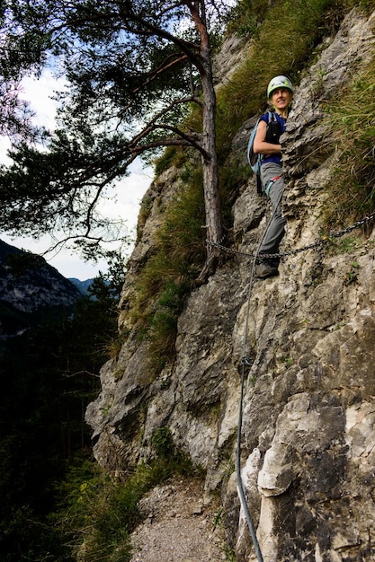 Lage hoek van een vrouw die op een berg klimt