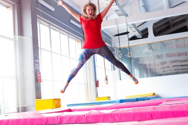 Foto lage hoek van een vrouw die springt