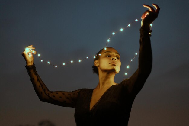 Foto lage hoek van een vrouw die tegen de lucht staat