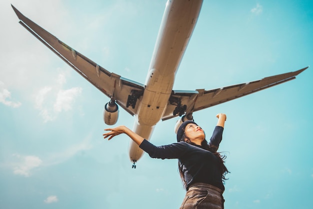 Foto lage hoek van een vrouw die tegen de lucht staat