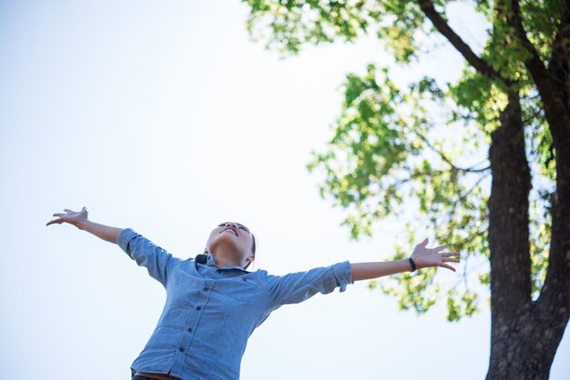 Lage hoek van een vrouw die tegen een heldere lucht springt