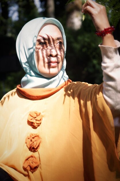 Foto lage hoek van een vrouw met een masker