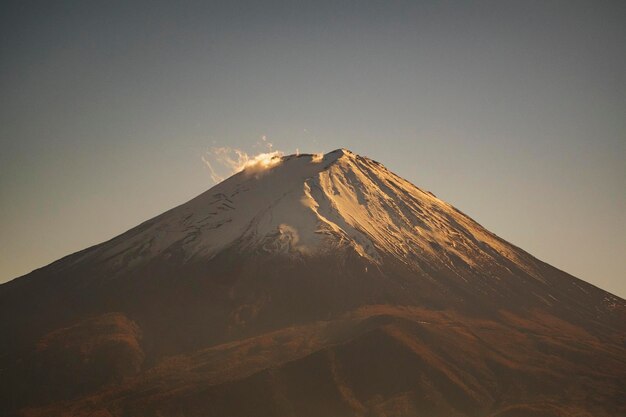 Foto lage hoek van een vulkanische berg tegen de lucht