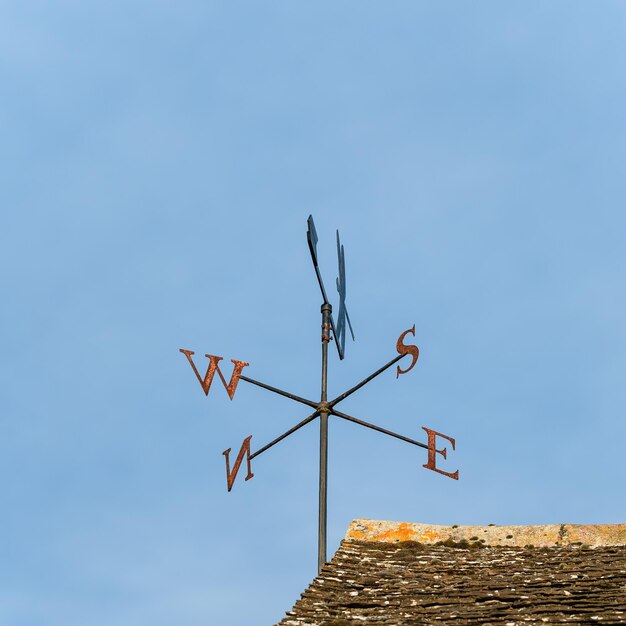 Foto lage hoek van een weer nutteloos tegen een heldere blauwe hemel