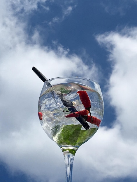 Foto lage hoek van een wijnglas tegen de lucht