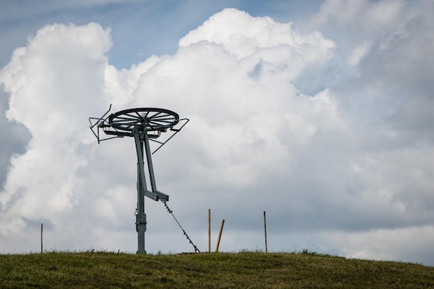 Foto lage hoek van een windmolen op het land tegen de lucht