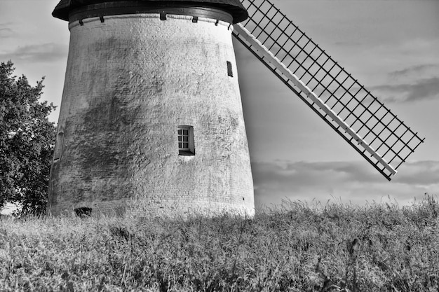 Foto lage hoek van een windmolen op het veld tegen de lucht