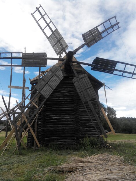 Foto lage hoek van een windmolen op het veld