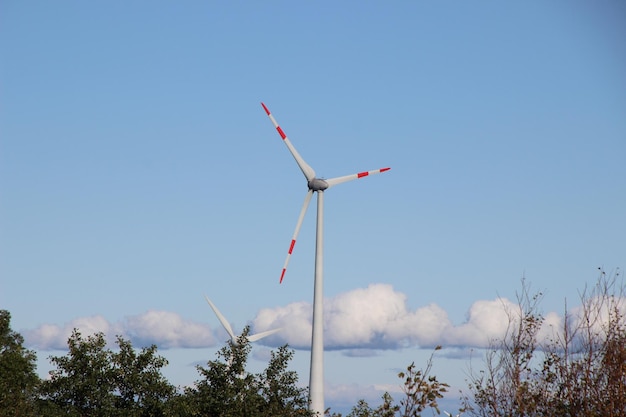 Foto lage hoek van een windturbine tegen de lucht