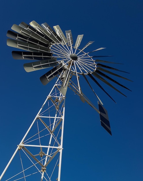 Foto lage hoek van een windturbine tegen een heldere lucht