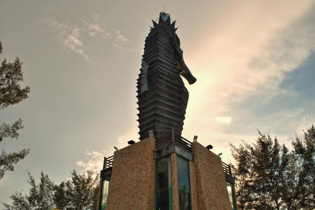 Foto lage hoek van een wolkenkrabber tegen de lucht