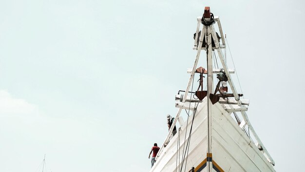 Foto lage hoek van een zeilboot op zee tegen de lucht