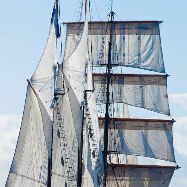 Foto lage hoek van een zeilboot op zee tegen de lucht