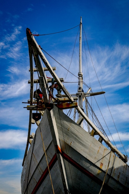 Foto lage hoek van een zeilboot tegen de lucht