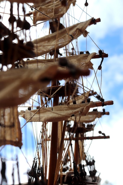 Lage hoek van een zeilboot tegen de lucht