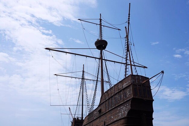 Lage hoek van een zeilboot tegen de lucht