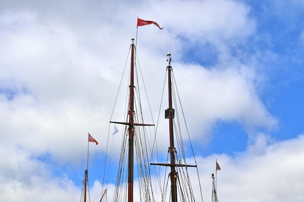 Lage hoek van een zeilboot tegen de lucht