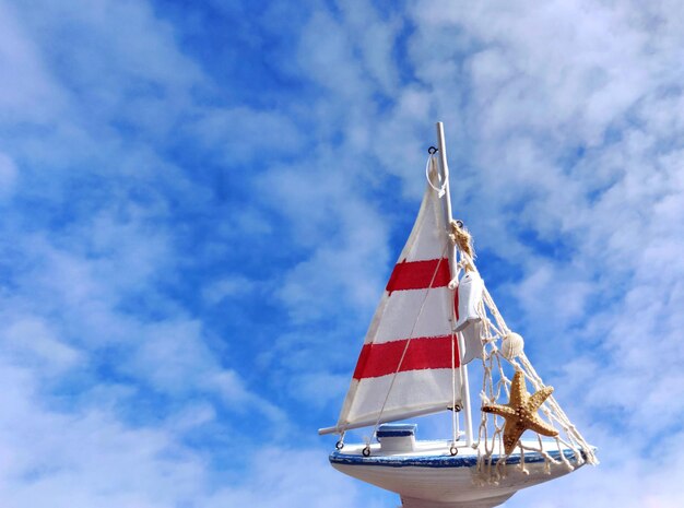 Foto lage hoek van een zeilboot tegen de lucht