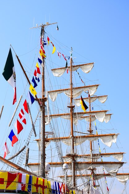 Foto lage hoek van een zeilboot tegen een heldere blauwe lucht