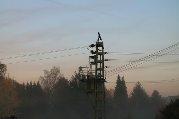 Foto lage hoek van elektriciteitsleidingen