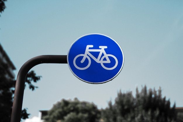 Lage hoek van fietspad bord tegen een heldere lucht