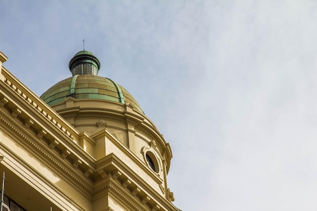 Lage hoek van Flinders Street treinstation tegen de lucht