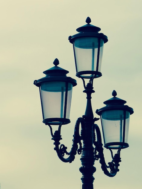Lage hoek van gasverlichting tegen de hemel