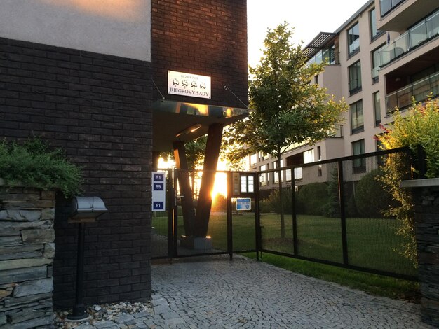 Lage hoek van gebouwen bij zonsondergang
