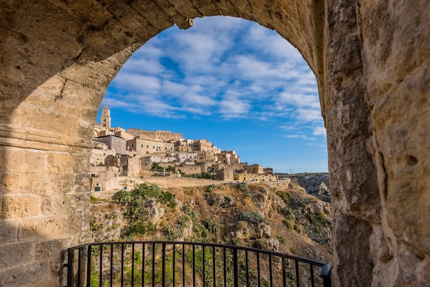 Lage hoek van gebouwen gezien door de boog bij sassi di matera