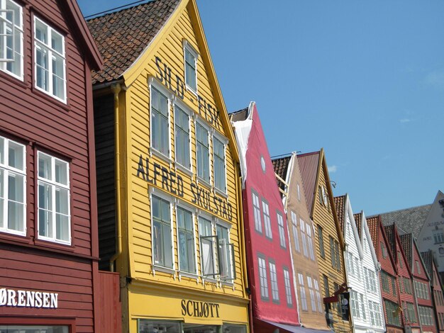 Foto lage hoek van gebouwen in de stad tegen de lucht