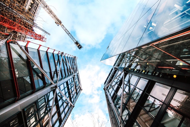 Lage hoek van gebouwen tegen bewolkte lucht