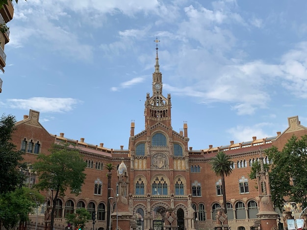 Foto lage hoek van gebouwen tegen de lucht in barcelona