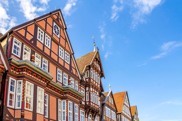 Lage hoek van gebouwen tegen de lucht