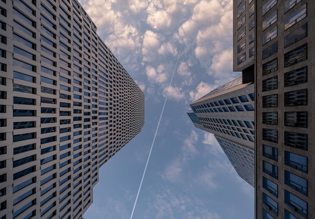 Lage hoek van gebouwen tegen de lucht