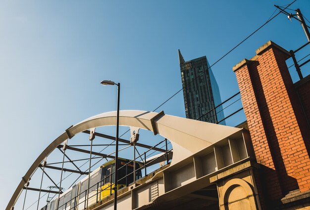 Lage hoek van gebouwen tegen de lucht