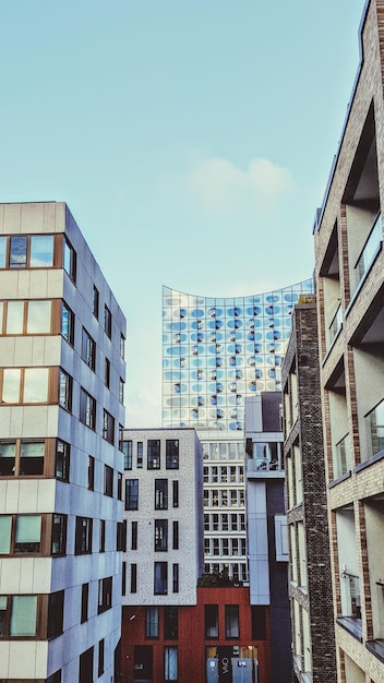 Lage hoek van gebouwen tegen de lucht