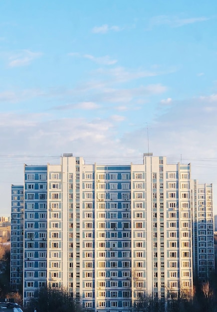 Lage hoek van gebouwen tegen de lucht