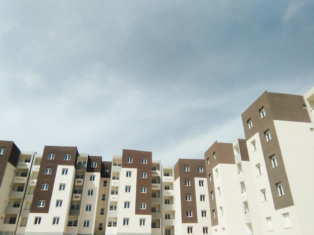 Lage hoek van gebouwen tegen de lucht