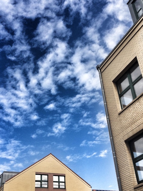 Foto lage hoek van gebouwen tegen een blauwe hemel