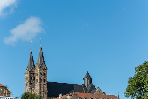 Lage hoek van gebouwen tegen een blauwe hemel