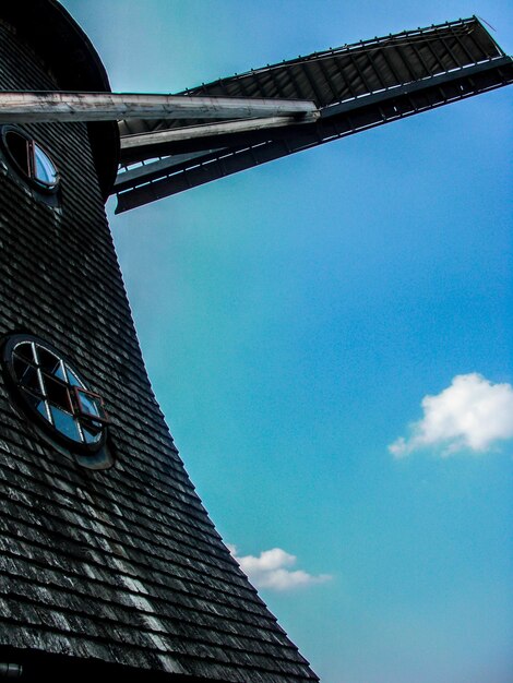 Foto lage hoek van gebouwen tegen een blauwe hemel