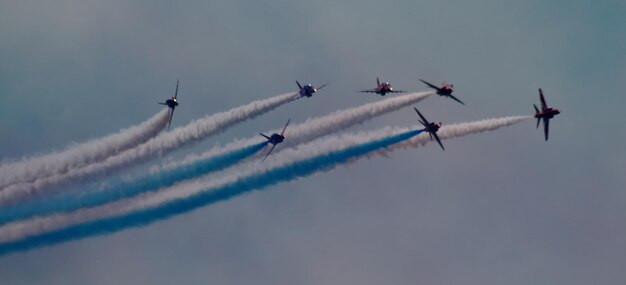 Foto lage hoek van gevechtsvliegtuigen die een luchtshow uitvoeren in de lucht