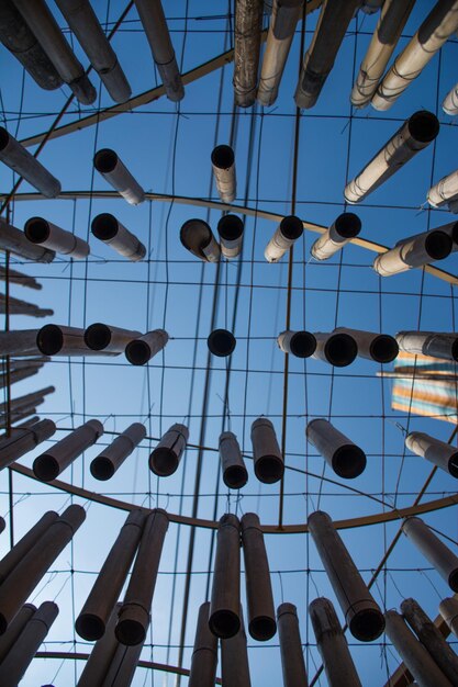 Foto lage hoek van hangende lichten tegen de lucht