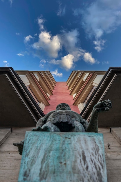 Foto lage hoek van het beeld tegen het gebouw